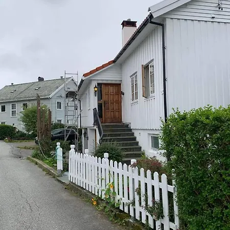 Apartment Sentrumsnaer Kjellerleilighet, Naer Sykehus Og Hogskole, Parkering Haugesund