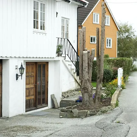 Sentrumsnaer Kjellerleilighet, Naer Sykehus Og Hogskole, Parkering